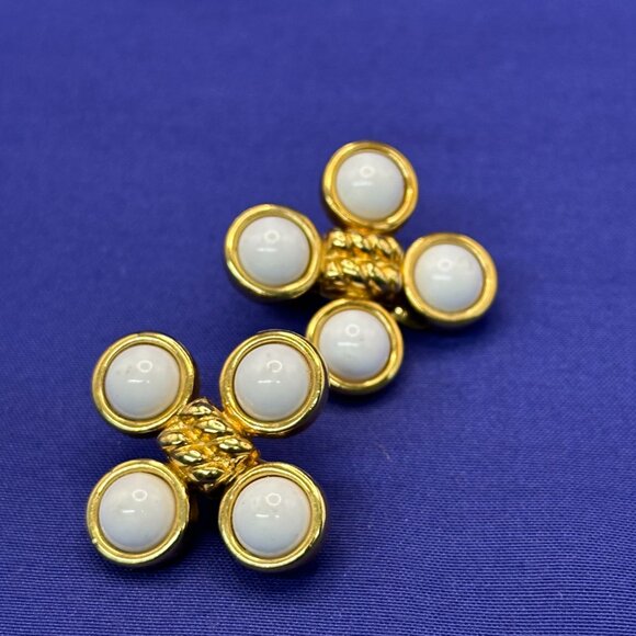 VTG 1980s Monet Mod White Cabochon Clip Earrings - Picture 3 of 11